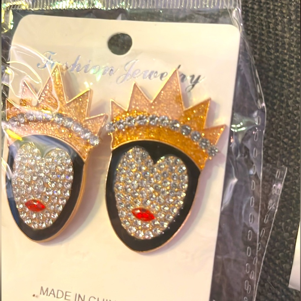 NWT ROSE GOLDV/SILVER ALLOY EVIL QUEEN PROFILE CUBIC ZIRCONIA STUD EARRINGS
